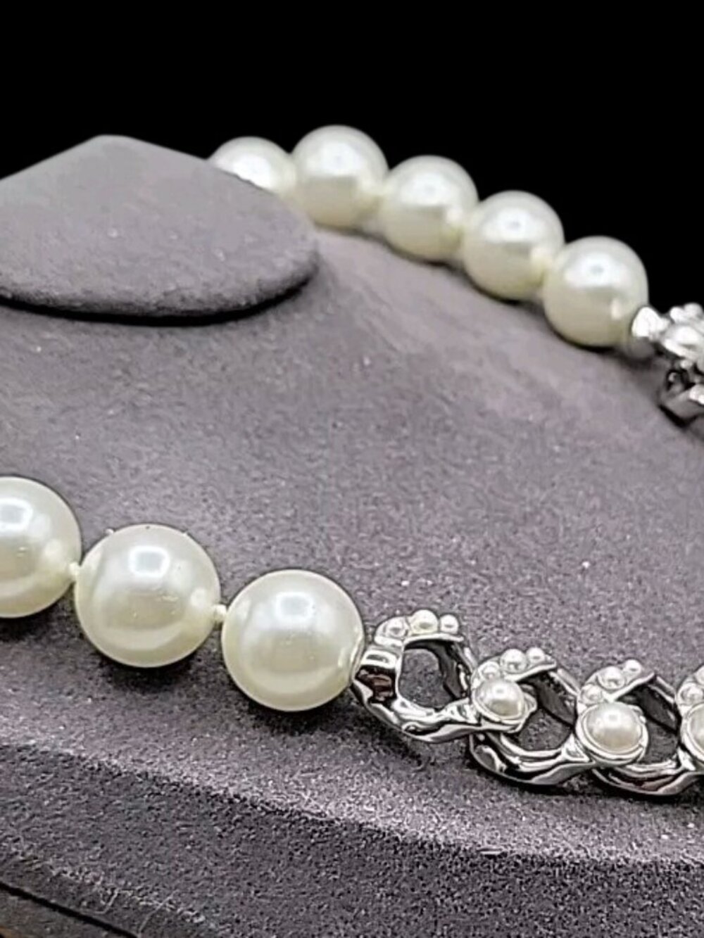 Givenchy Hematite-Plated Chain & Faux Pearl Necklace Glass Stones Accent Vtg 19" - Picture 8 of 16